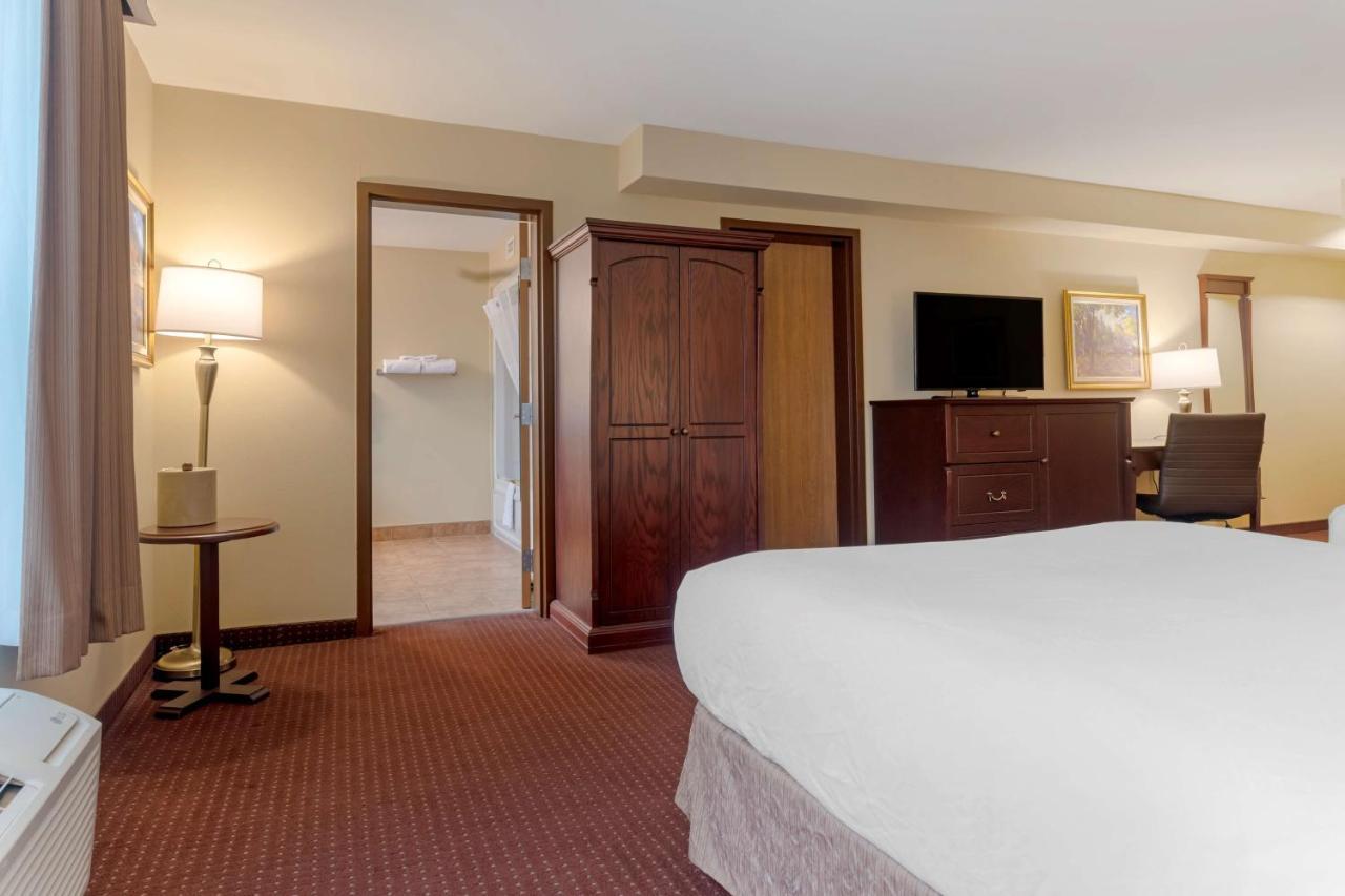 Best Western Plus Fredericton Hotel & Suites Экстерьер фото